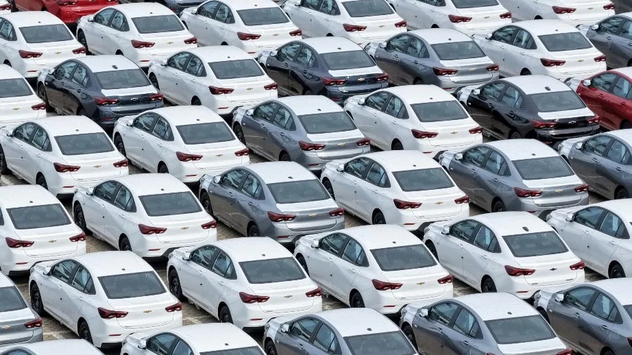 A GM ragaszkodik az elektromos autókhoz, miközben a riválisok a hibridekkel tarolnak