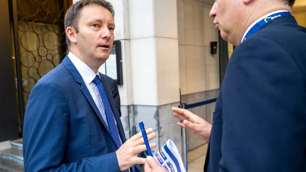 Román miniszterelnök-jelölt: a törvényhozóknak a kormány beiktatása és az előrehozott választások között kell választaniuk