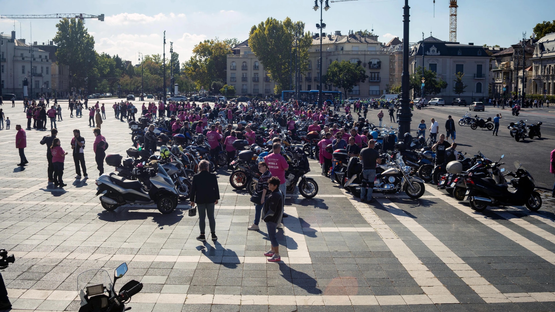 Motoros felvonulást tartanak a mellrák elleni küzdelem jegyében Budapesten