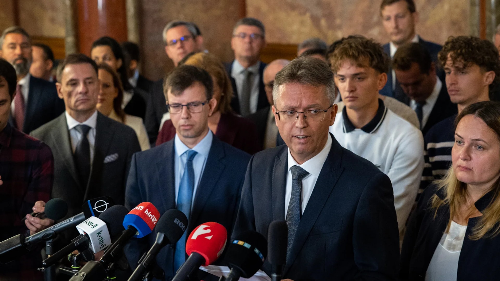 „Ha el akarnak vinni, tegyék” – Hankó Balázs a parlamentben várja a hatóságok lépését