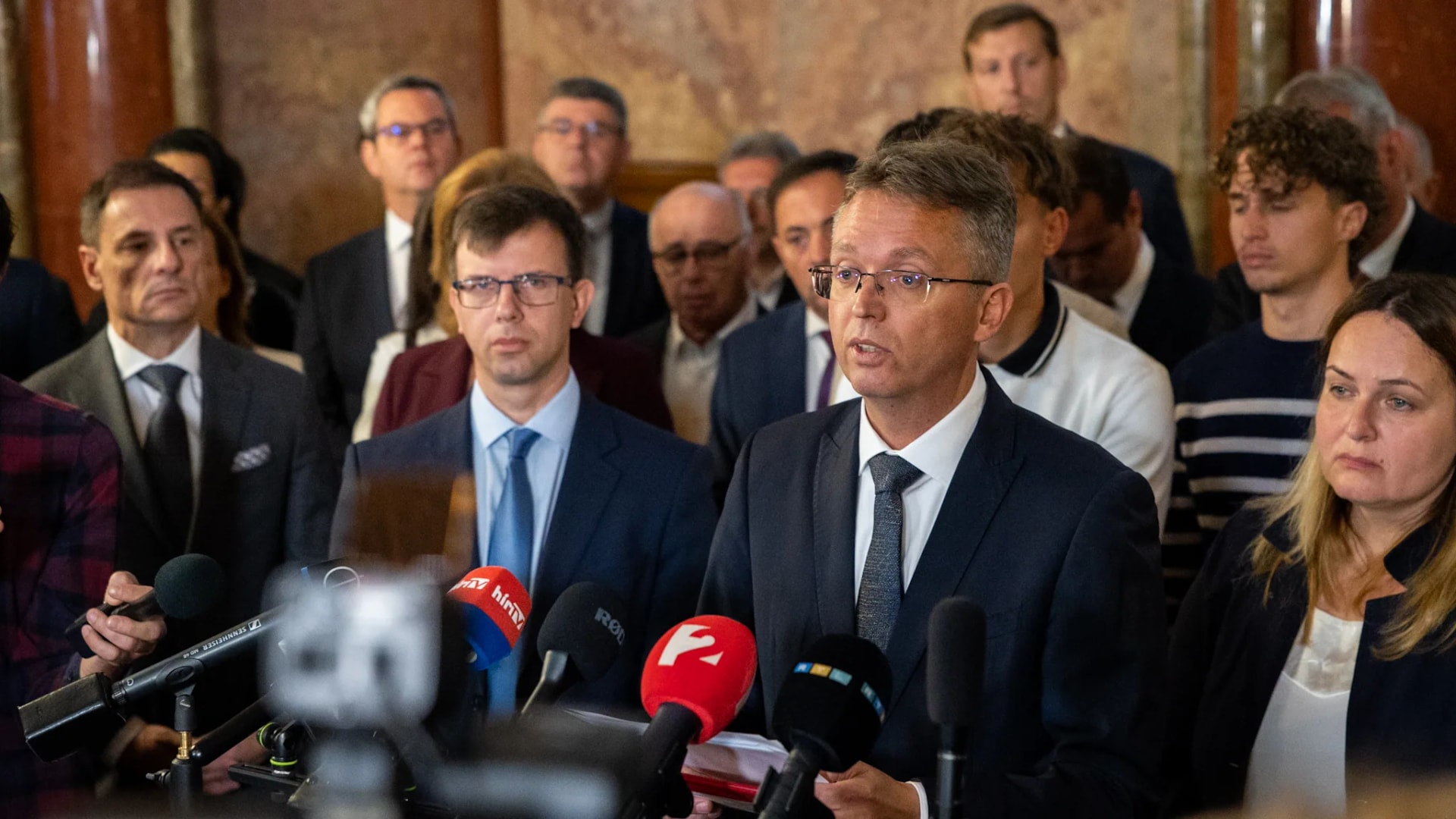 Hankó Balázs elbúcsúzott frakciótársaitól és a családjától, majd elindult az ügyészségre