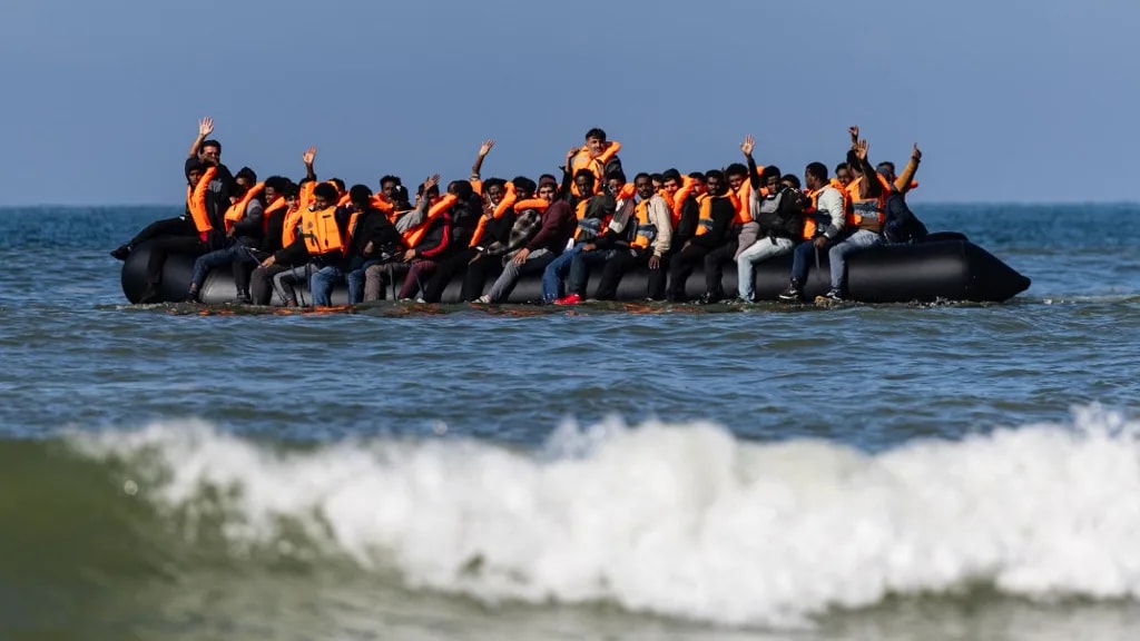 Tiltakozások és összecsapások egy brit tengerparti városban a migránsok érkezése miatt