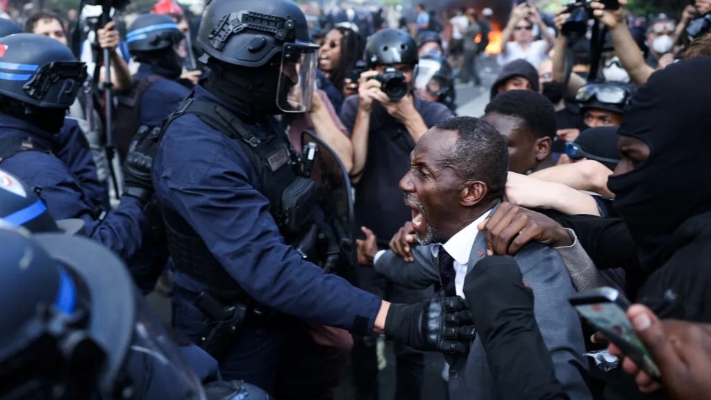 Könnygázt kapott a tüntetők közé álló francia polgármester
