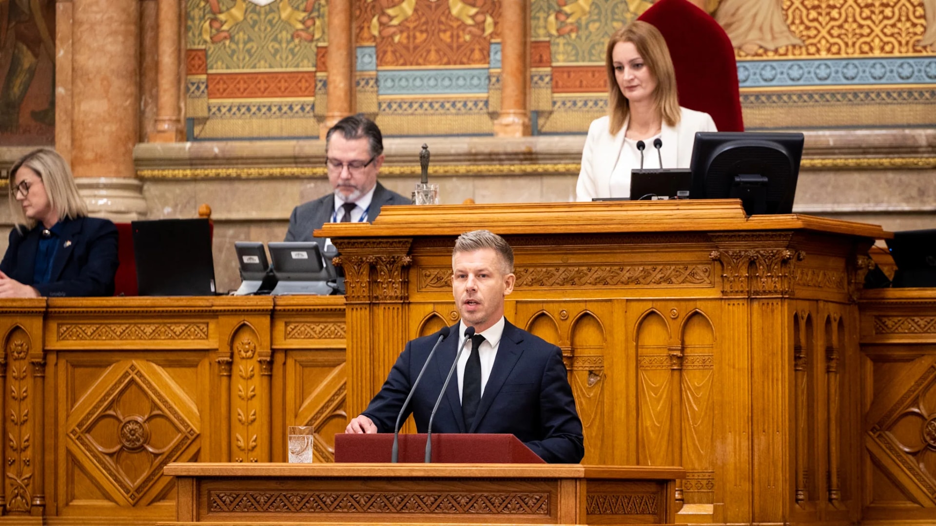 Kamarai vita és milliárdos átcsoportosítás a parlament napirendjén