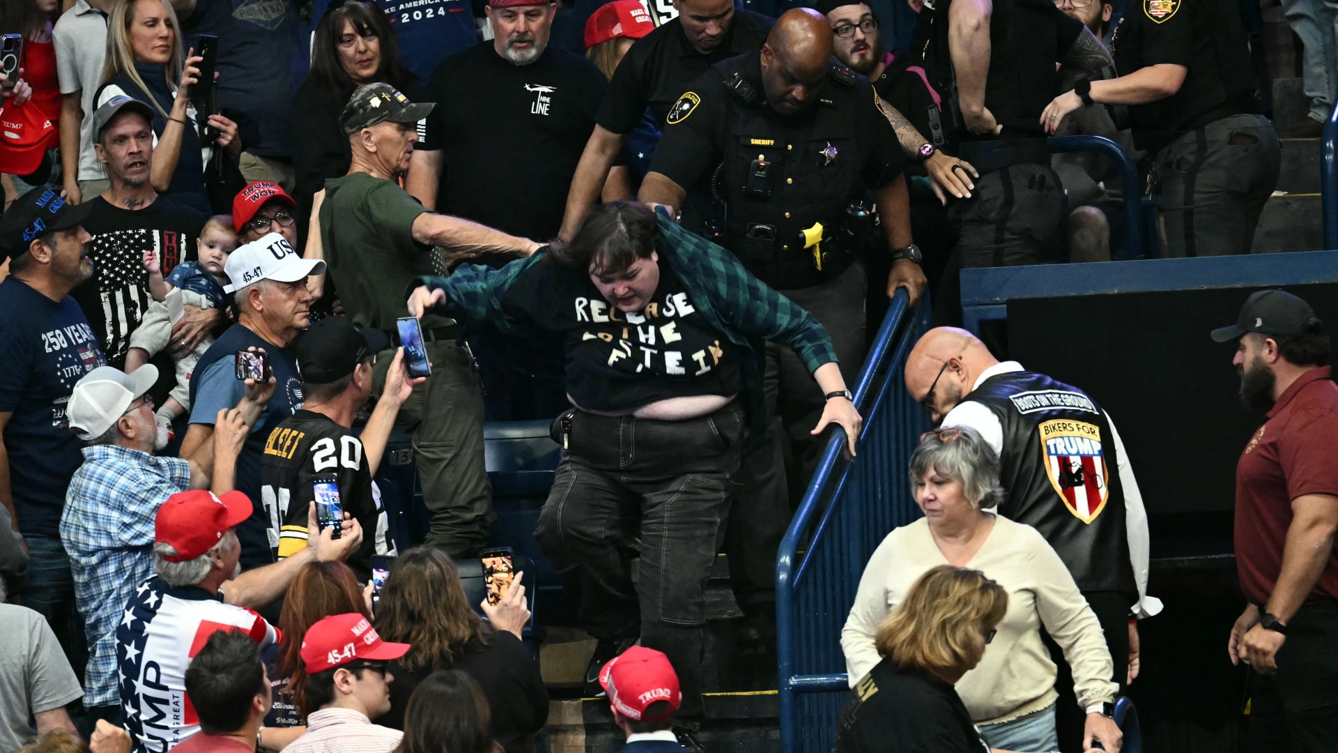 Verekedésbe torkollott Donald Trump ohiói kampányrendezvénye + VIDEÓ