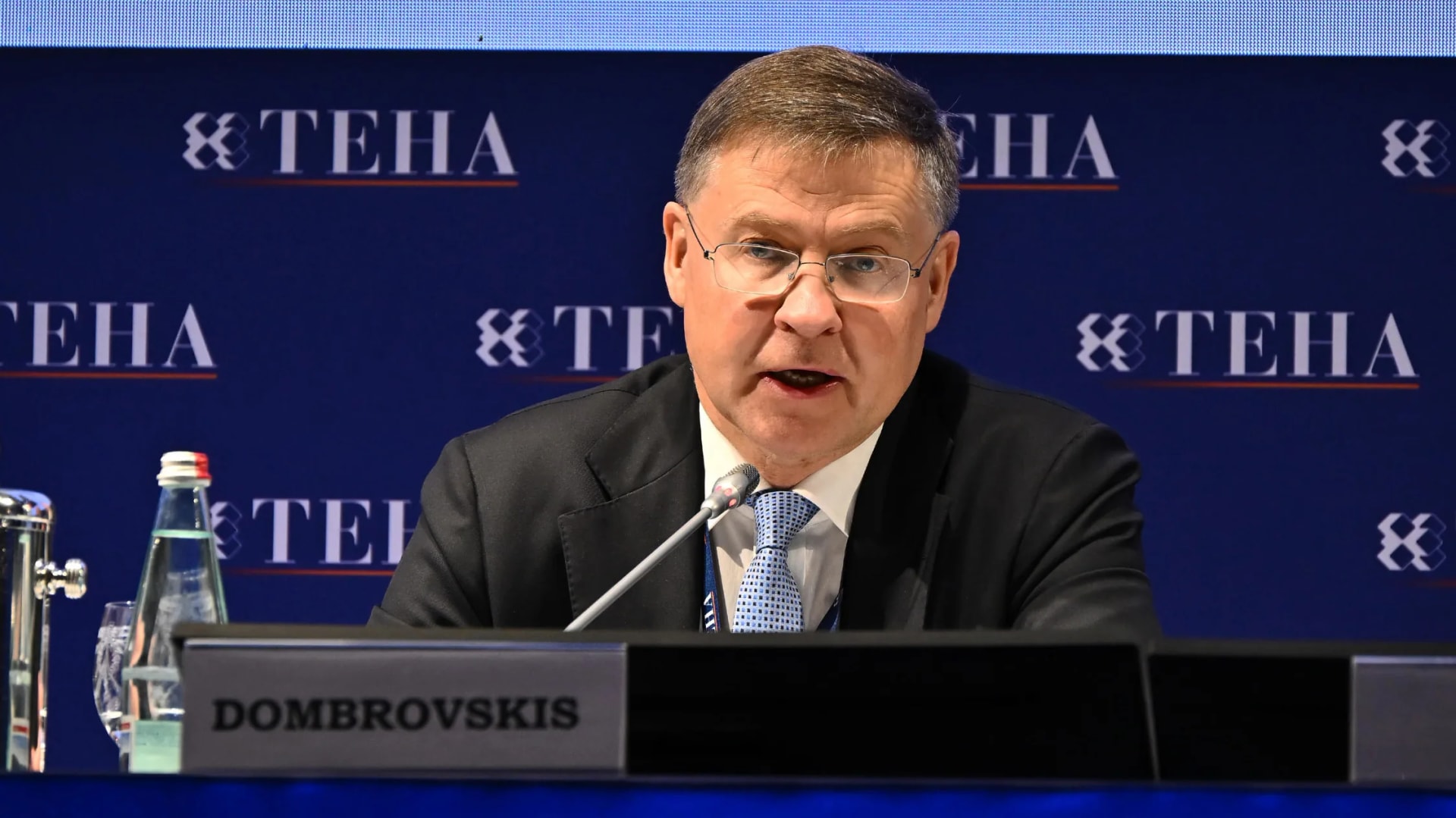 Dombrovskis: A hibridautók után más ágazatokban is rendezni kell az EU és Kína kereskedelmét