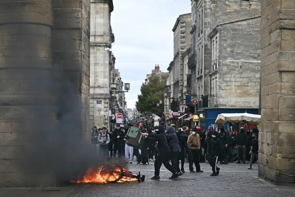 Lángokban állnak a francia utcák – száznál is több a letartóztatás