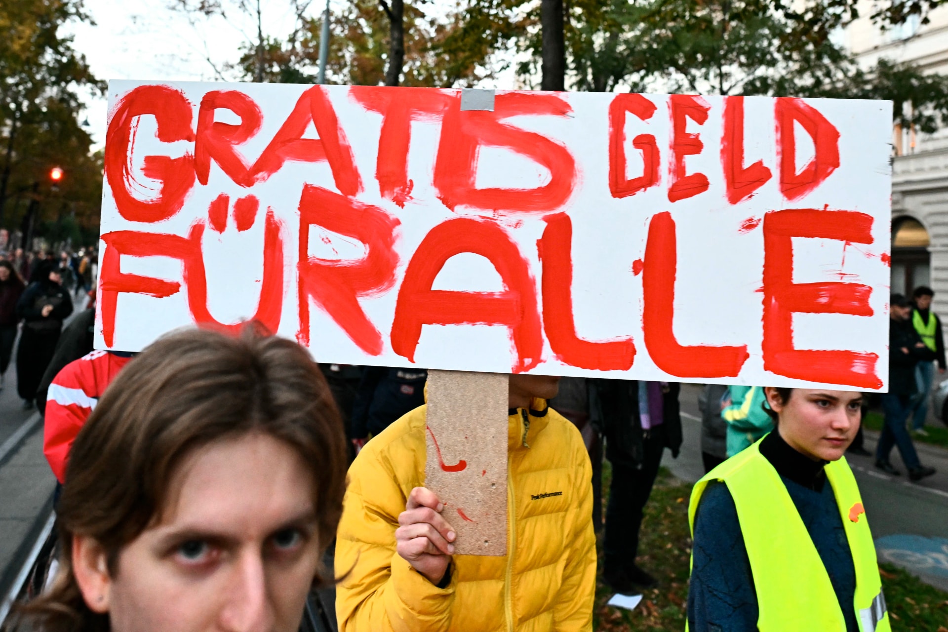Bécsben is tüntettek