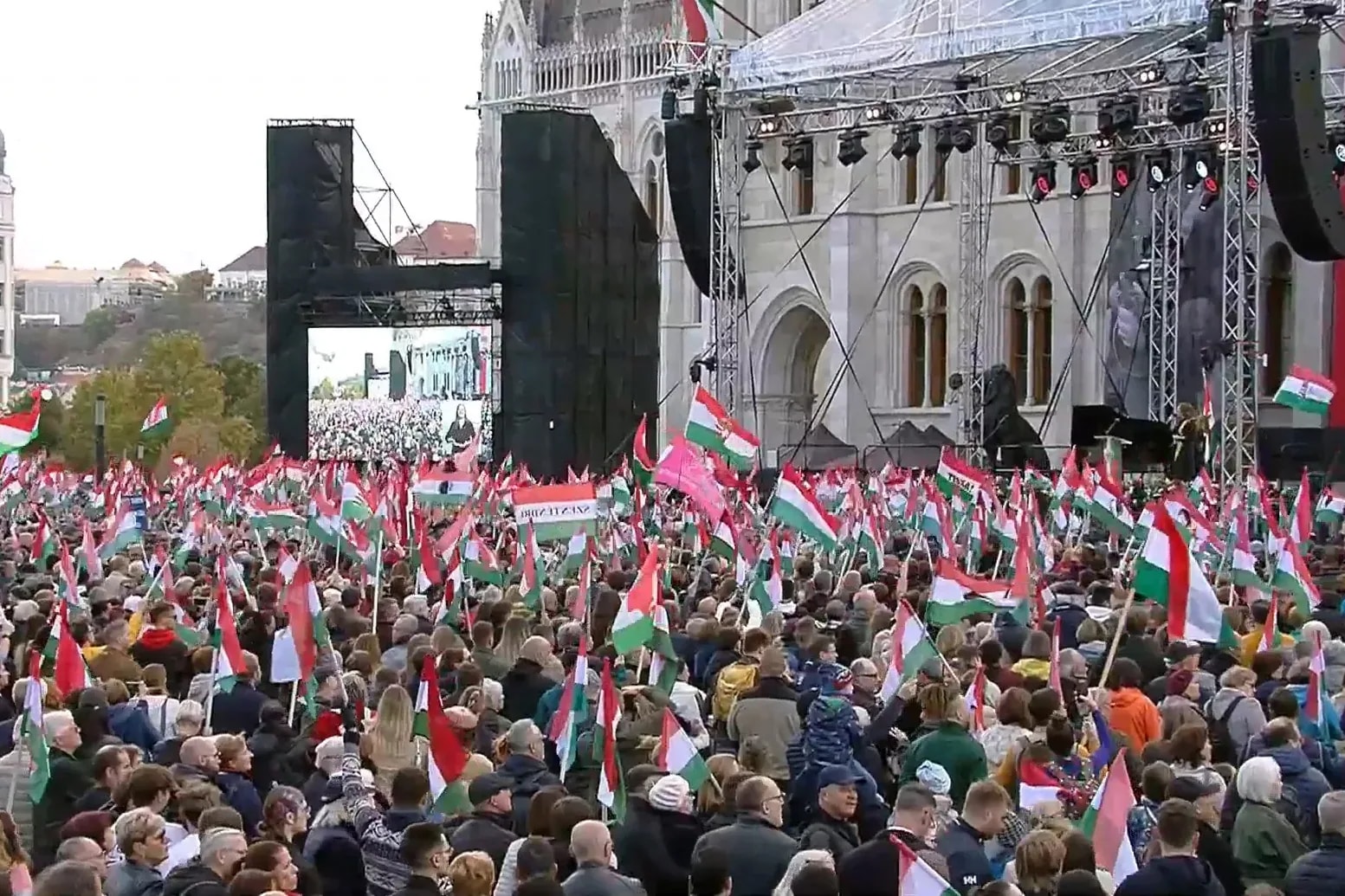 Magyar Péter a Kossuth téren emlékezik meg '56 október 23-ról