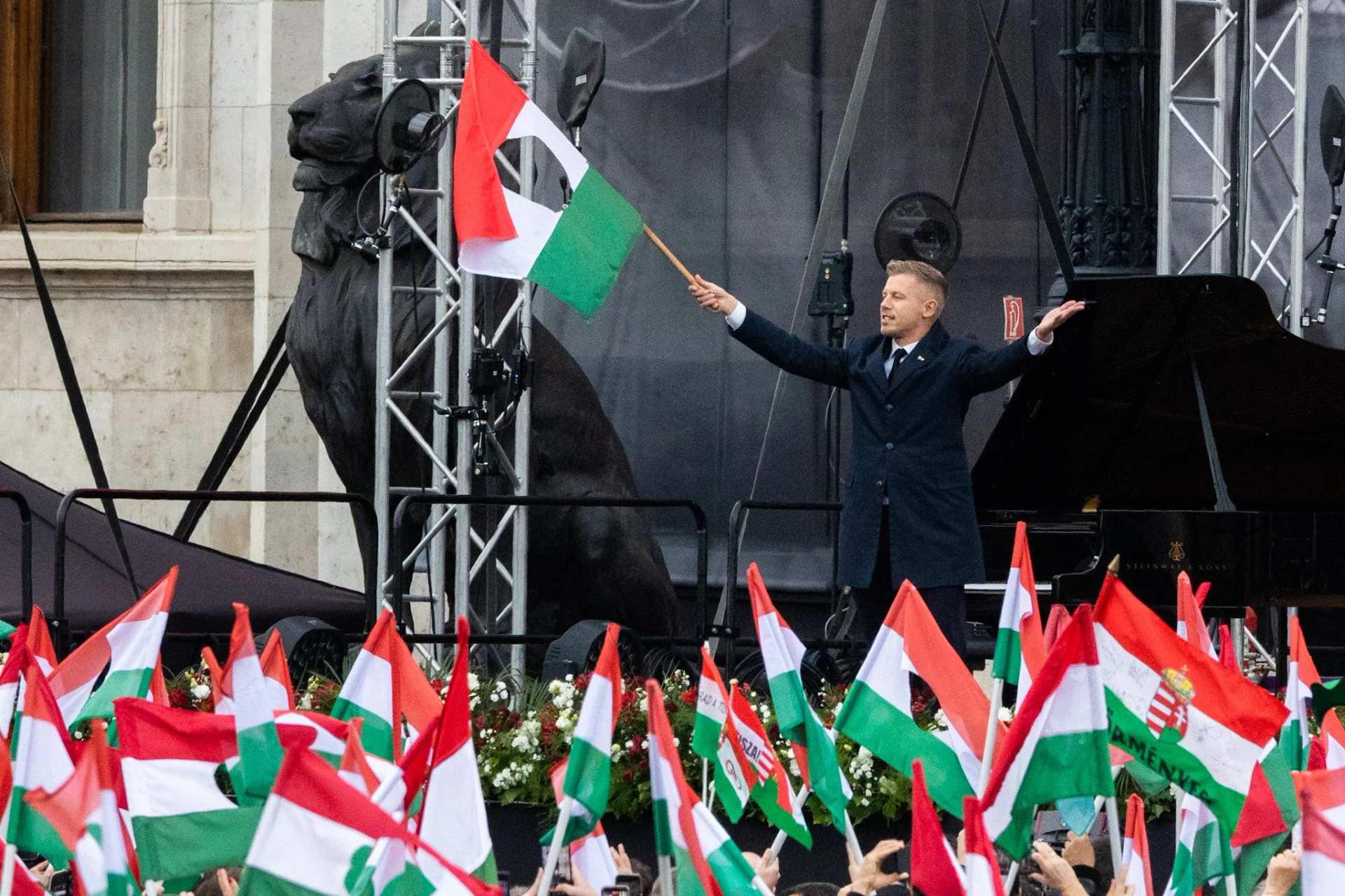 Magyar Péter a Kossuth téren emlékezik meg '56 október 23-ról