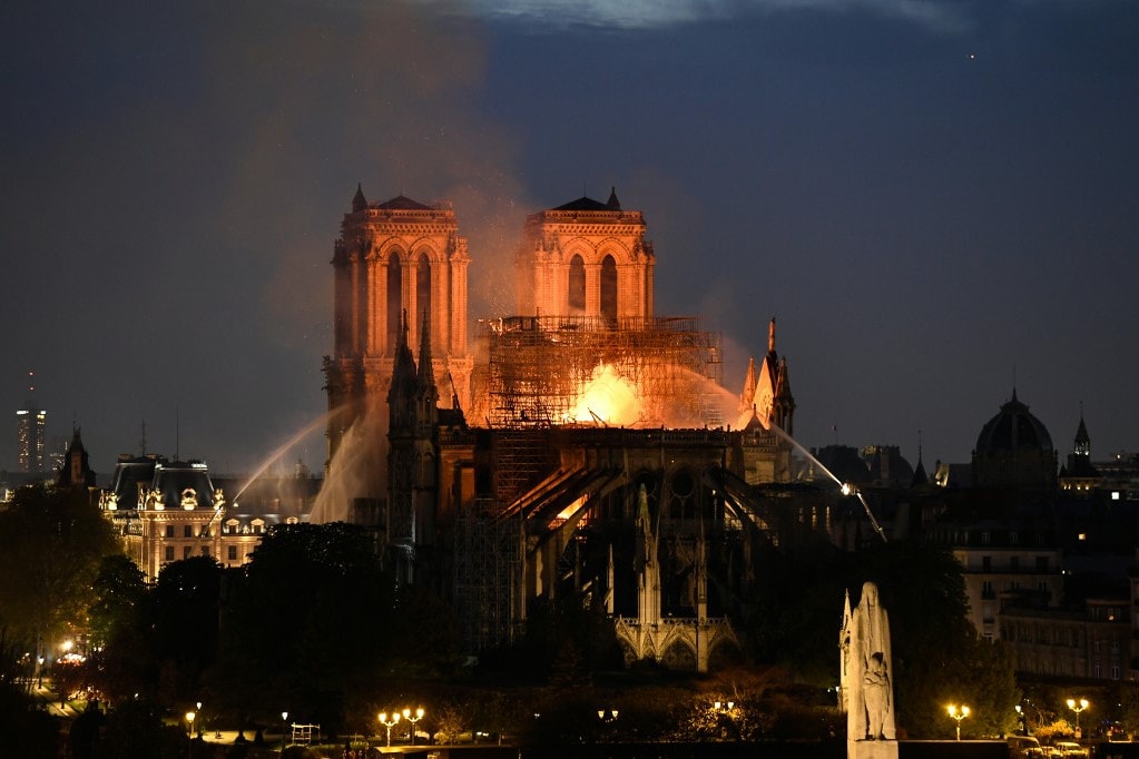 Élő videó a lángoló Notre-Dame-ról