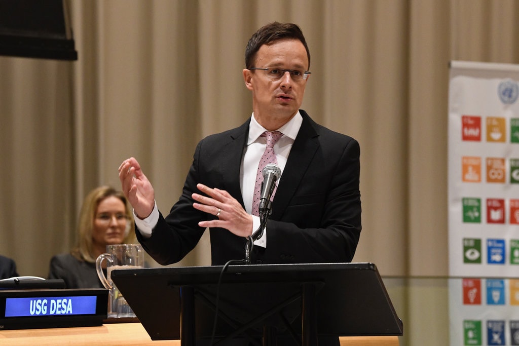 Szijjártó Péter: A világ jövőjét meghatározó jelenség a tömeges illegális migráció
