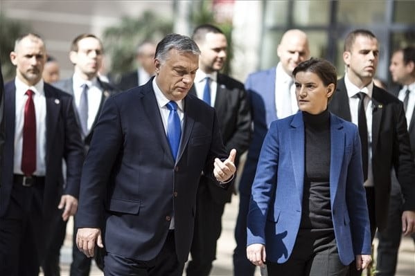 A koszovói szerbek kivonulnak a koszovói intézményekből