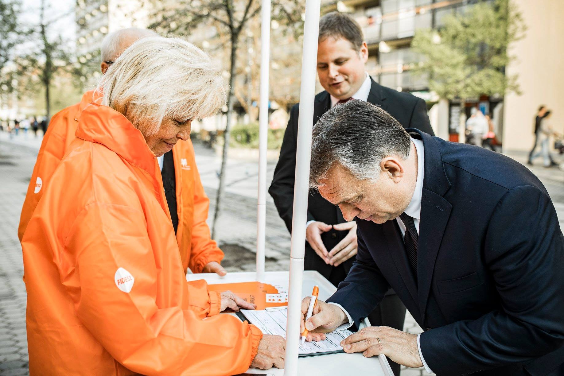 Orbán Viktor is aláírta a Fidesz ajánlóívét