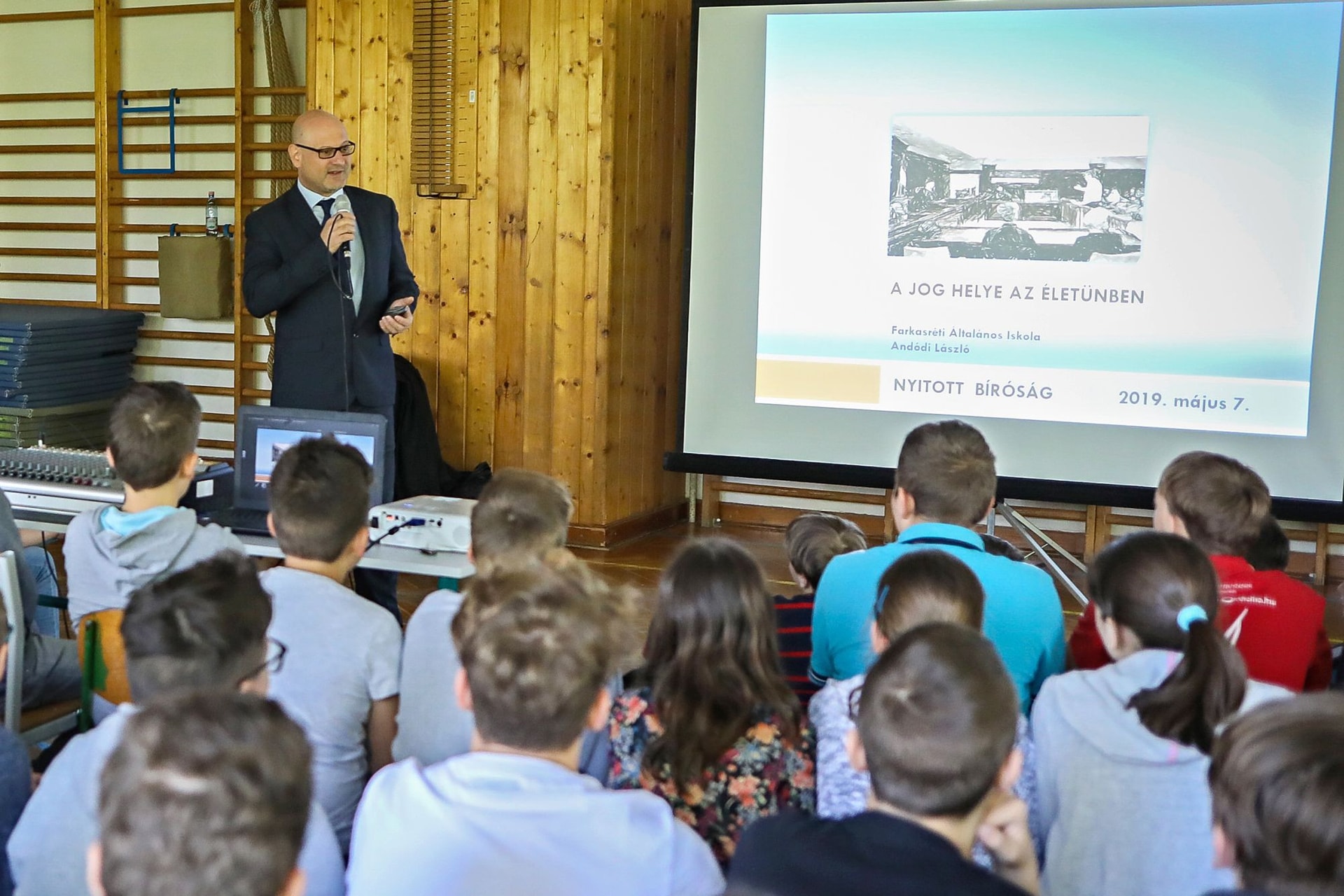 Nyitott Bíróság program: jogi esetek, gyerekeknek