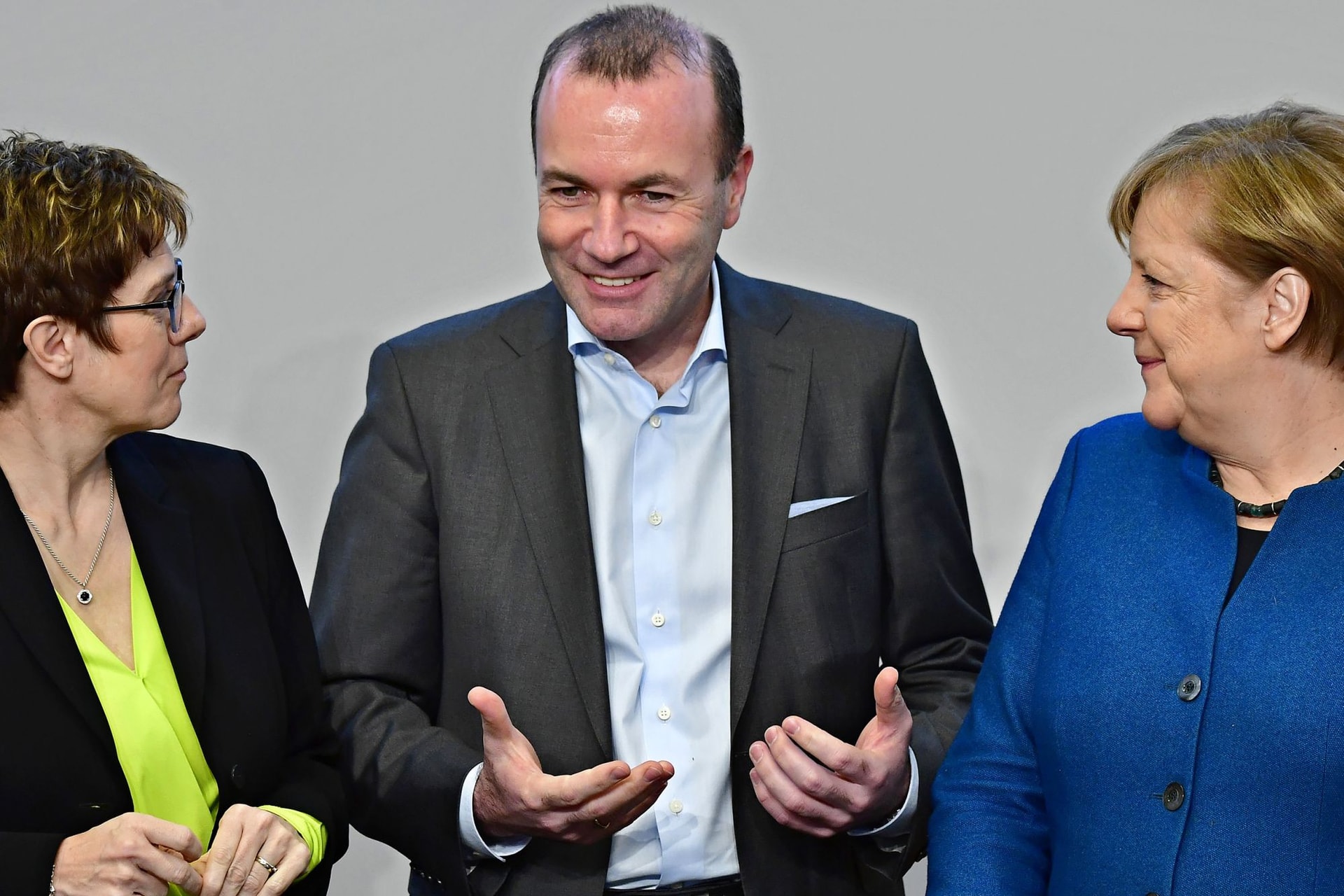 Több irányból bírálják már Webert