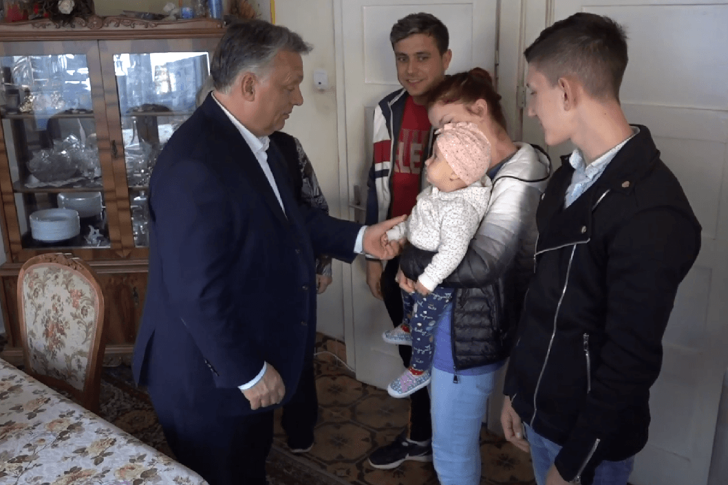 Orbán Viktor meglátogatott egy szászfenesi családot
