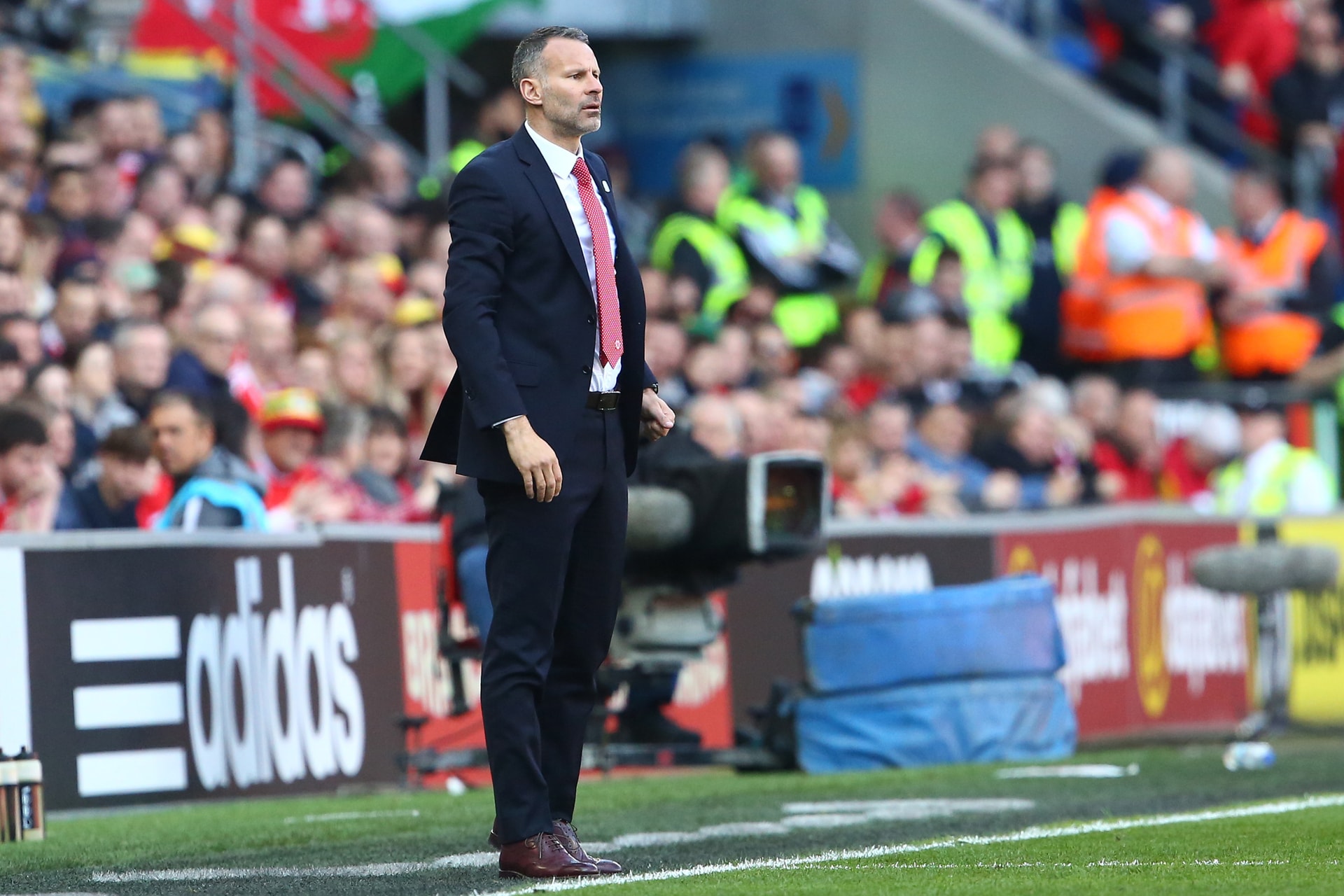Ryan Giggs tagad, de nem ül le a kispadra