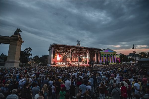 Több tízezren ünnepeltek a Hősök terén