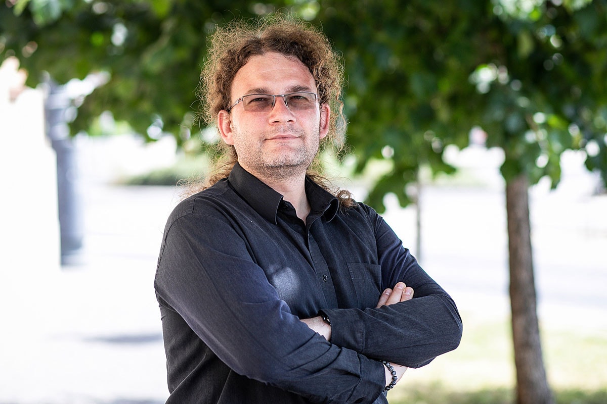 Nem tudjuk elképzelni,  hogy aki helyettünk dönt,  az ne legyen intelligens