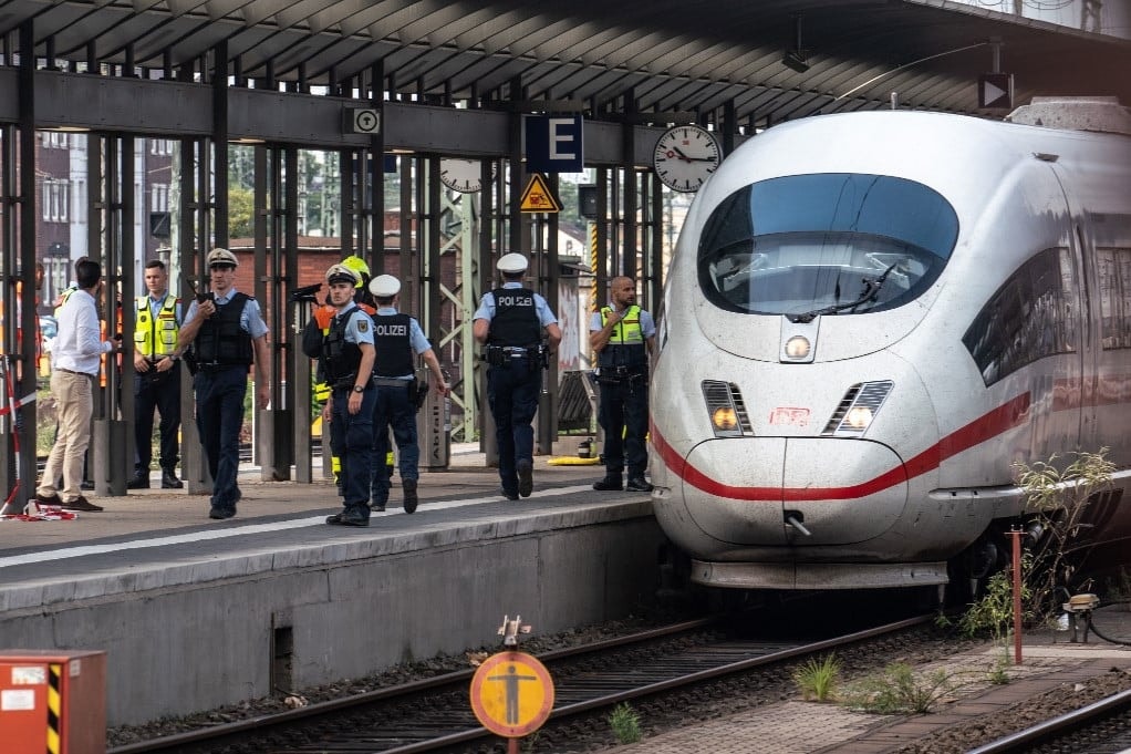Vonat elé löktek egy anyát gyermekével Frankfurtban
