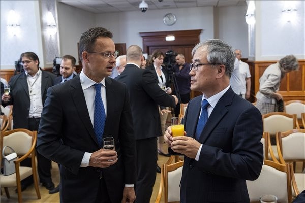 Szijjártó: Nagymértékű autóipari beruházás érkezik Komáromba