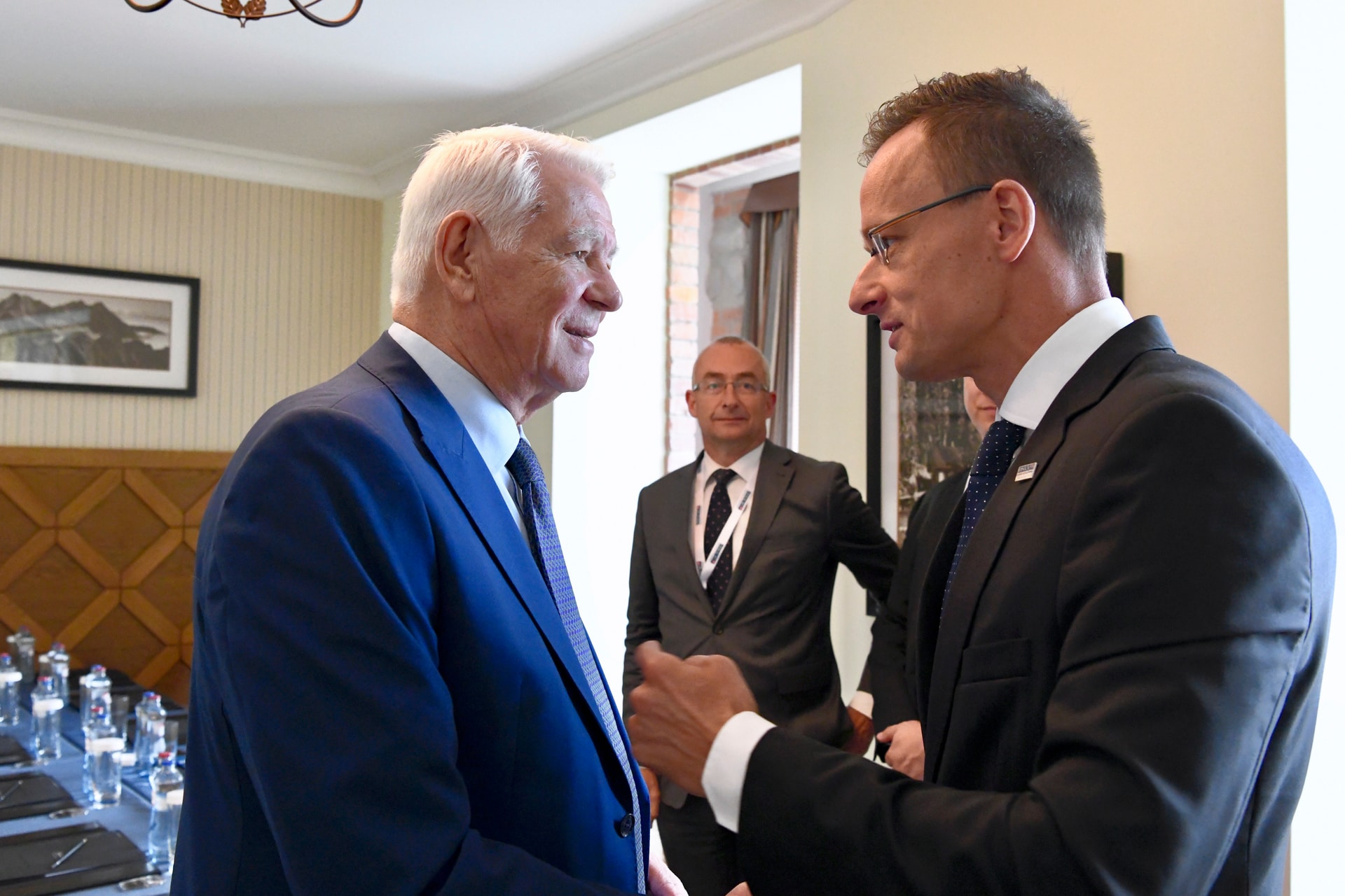 Az úzvölgyi katonatemetőről is tárgyalt román kollégájával Szijjártó Péter