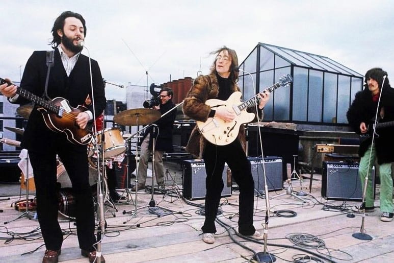 A Beatles legendás tetőkoncertjére emlékeznek Siófokon