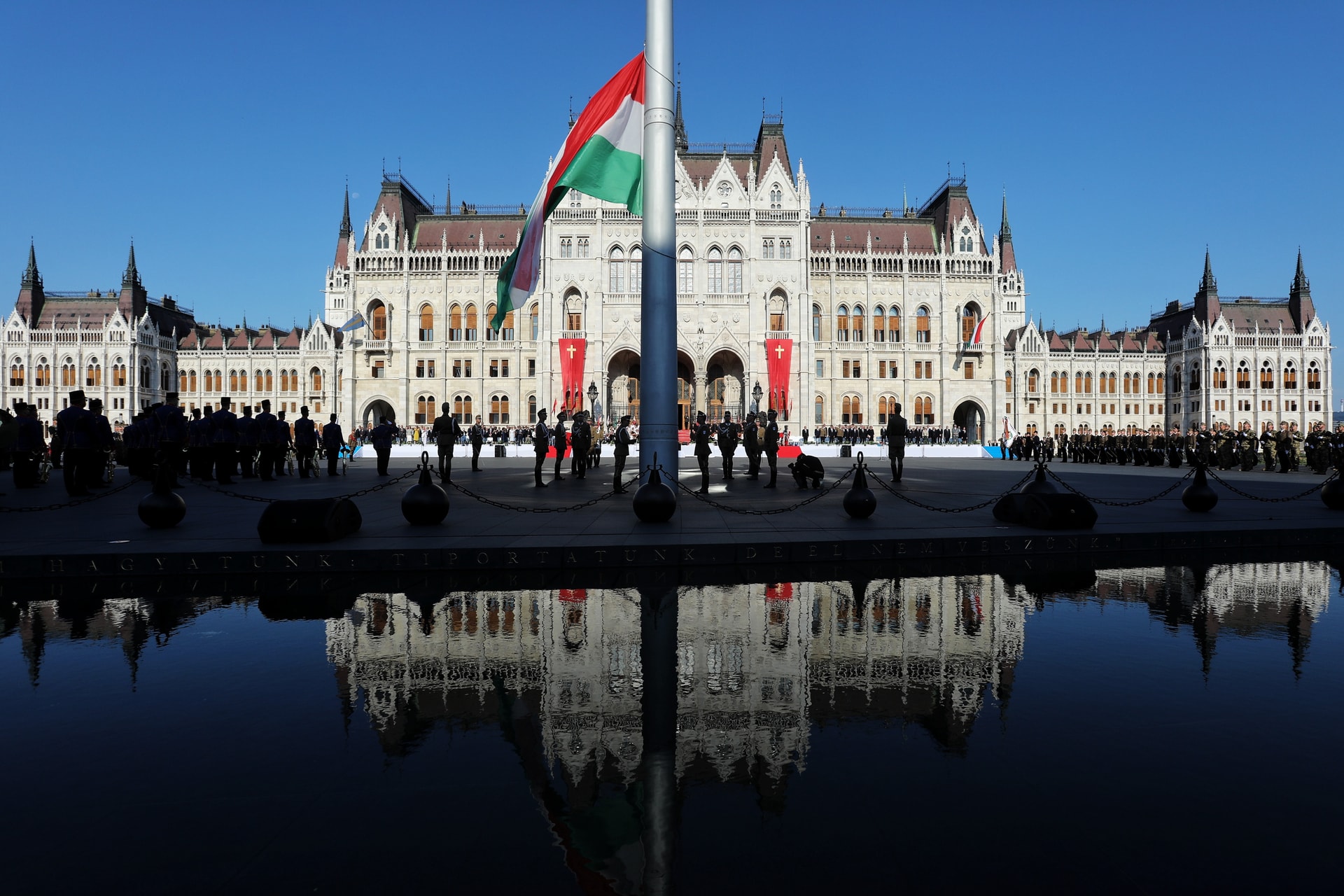 Felvonták a nemzeti lobogót az Országház előtt