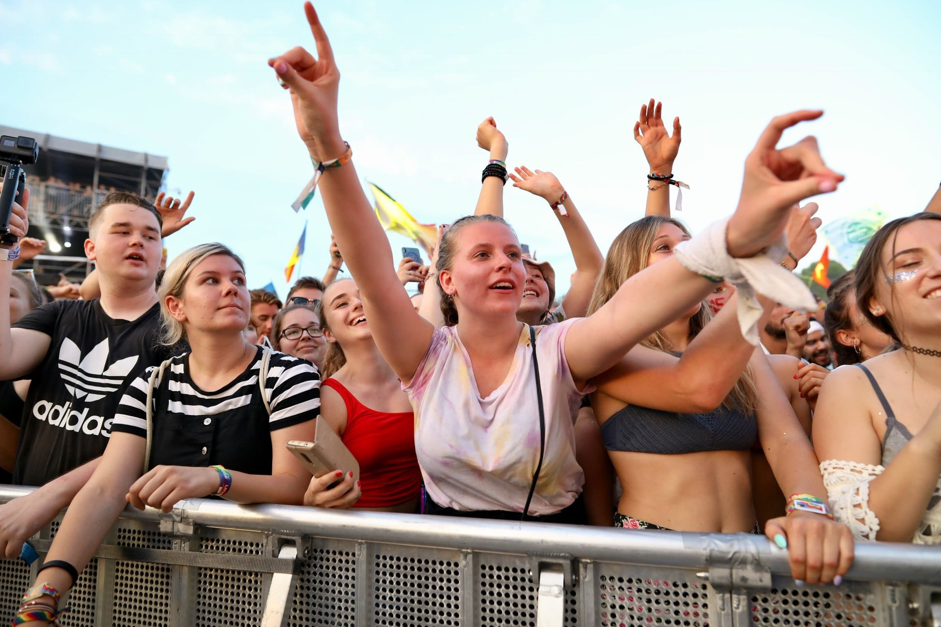 A Dalfutár szállítja a Sziget himnuszát