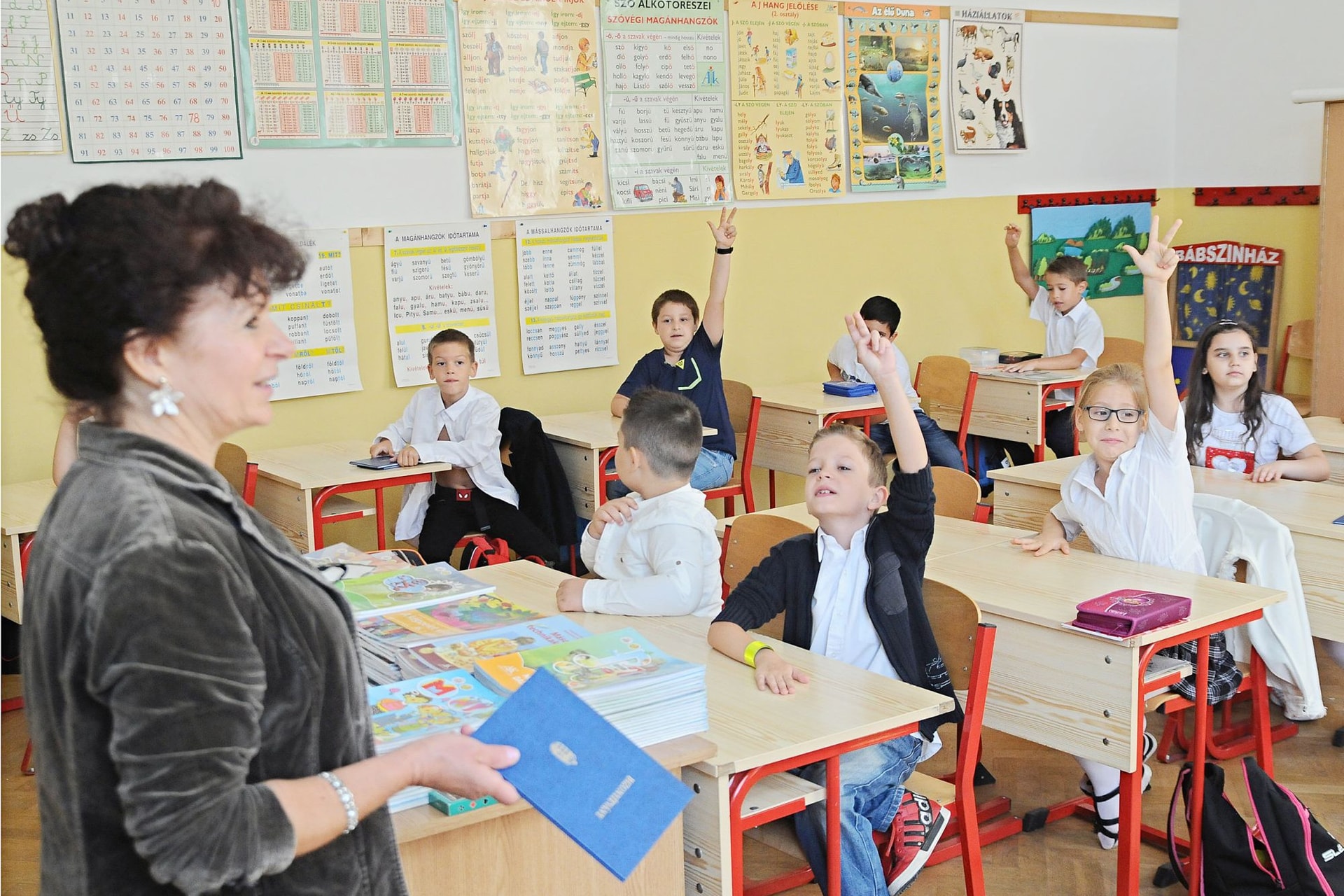 Érkeznek az idei első emelt pedagógusbérek