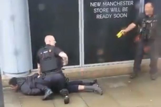 Három embert késeltek meg egy manchesteri bevásárlóközpontban