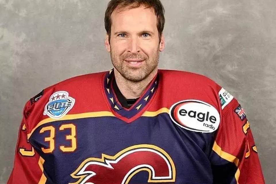 Petr Cech hokikapusnak áll