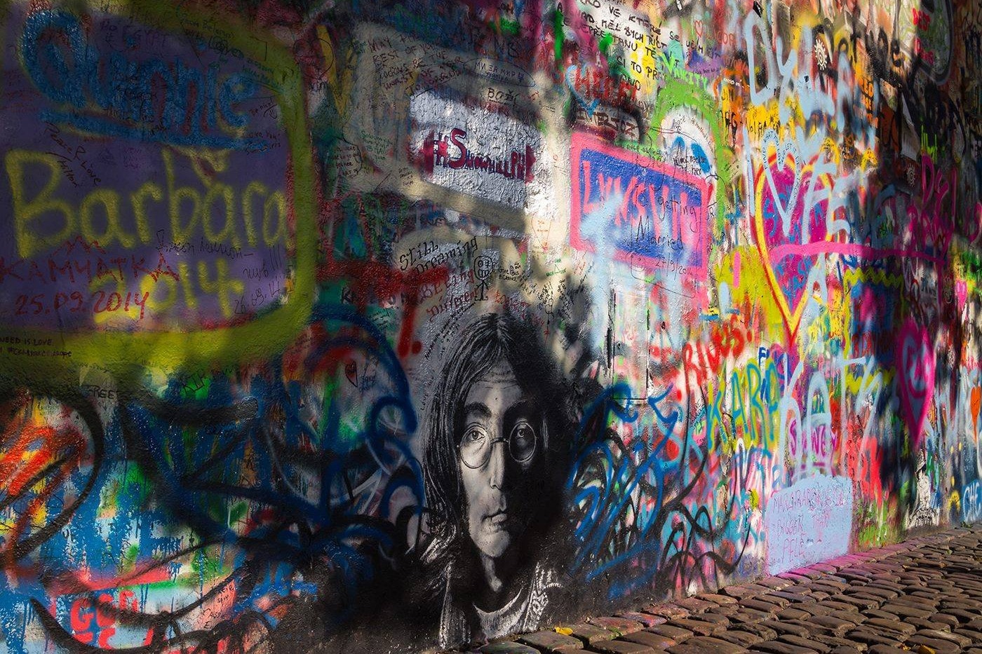 Szabadtéri galériává alakították át a prágai Lennon-falat