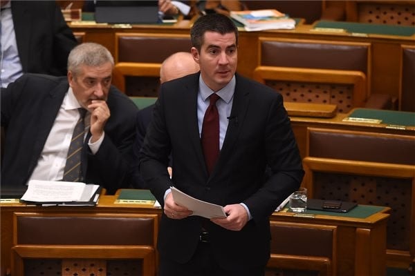 Fidesz: A trágárságnak, a rendzavarásnak nincs helye az Országgyűlésben