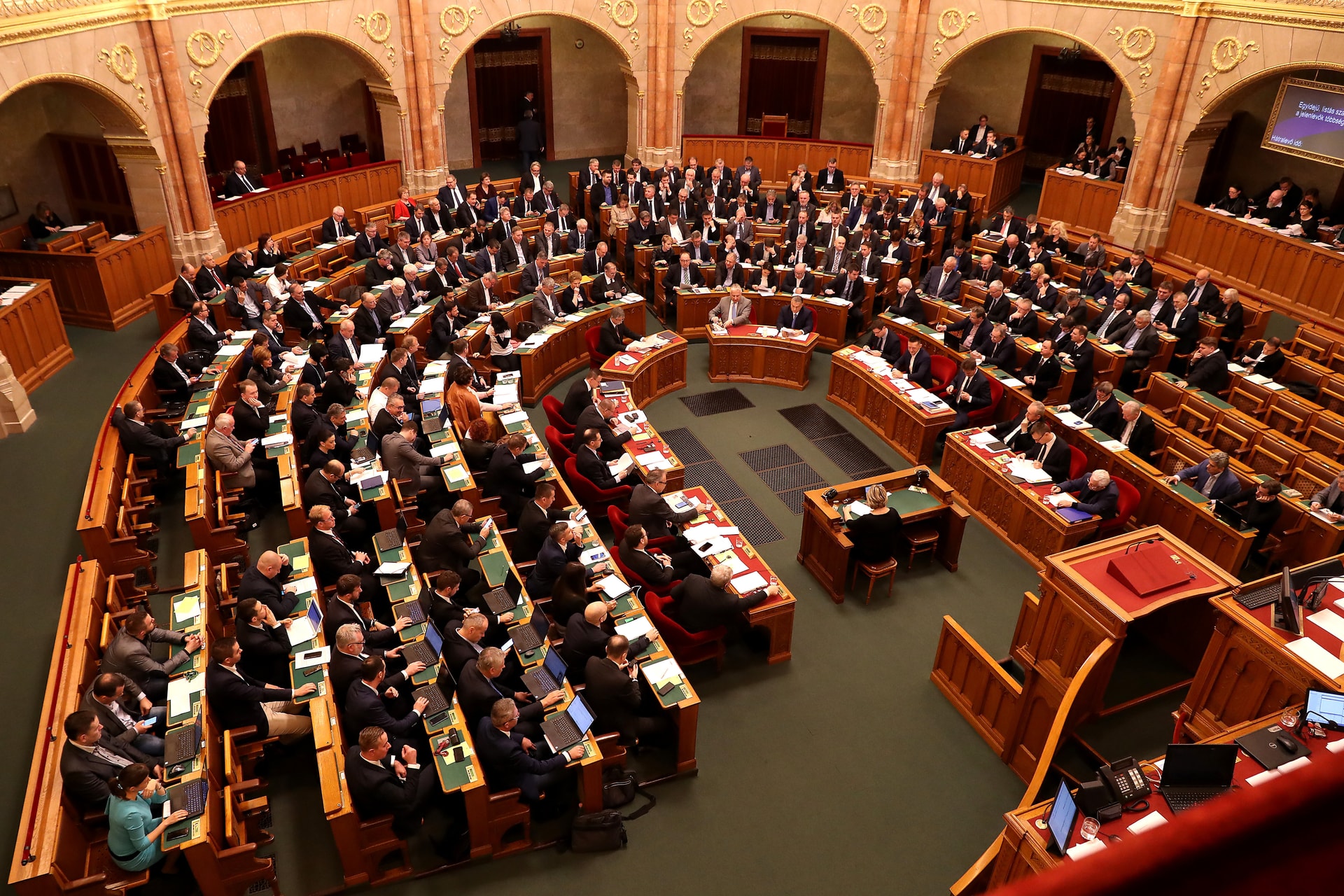 A személyi igazolvány is tartalmazhatja a jövőben a származási helyet