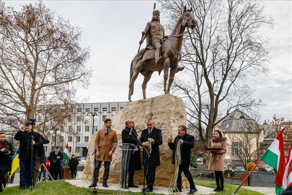 Beregszászban felavatták II. Rákóczi Ferenc lovasszobrát