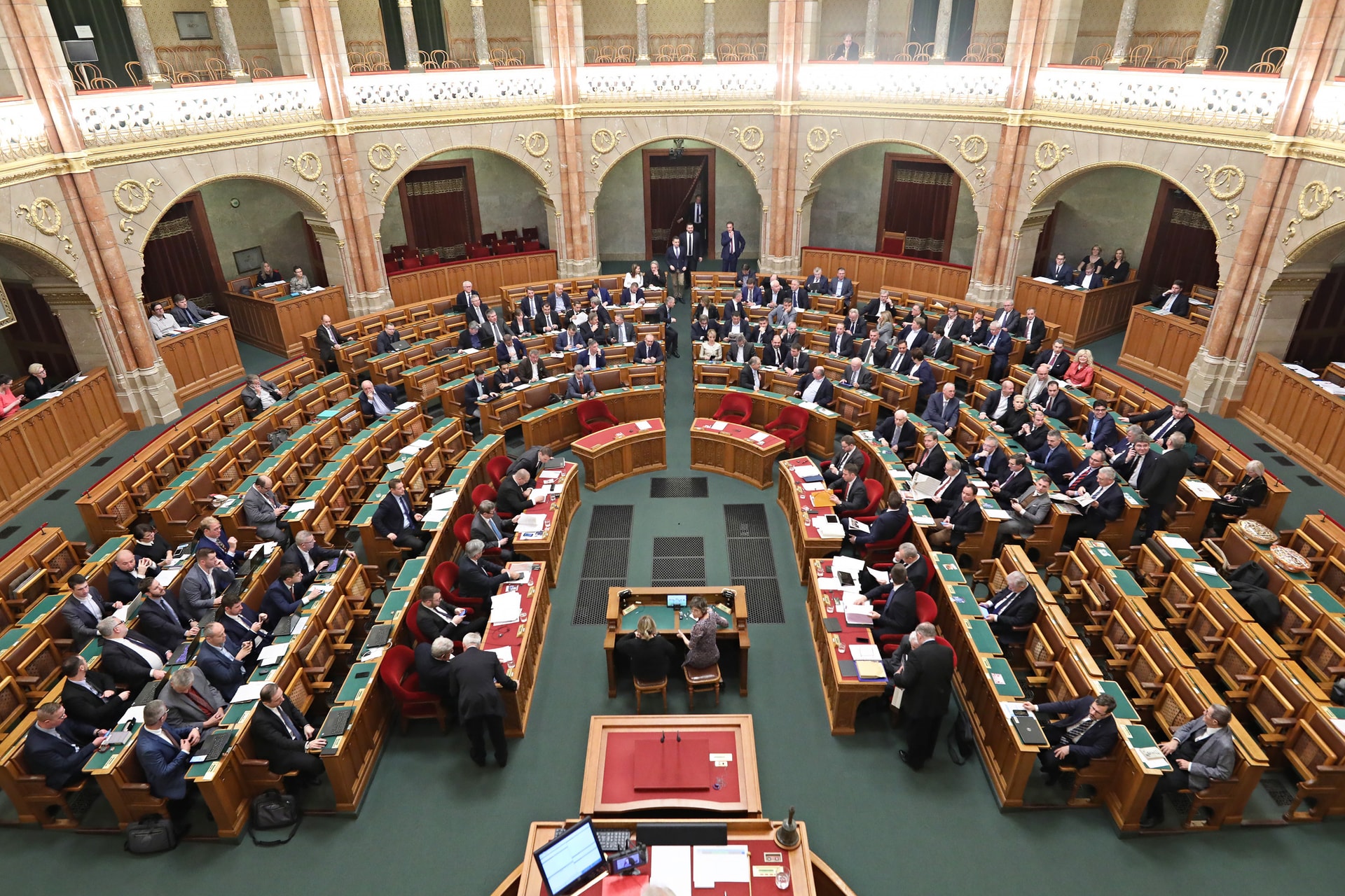 A koronavírus elleni védekezésről szavaznak a parlamentben