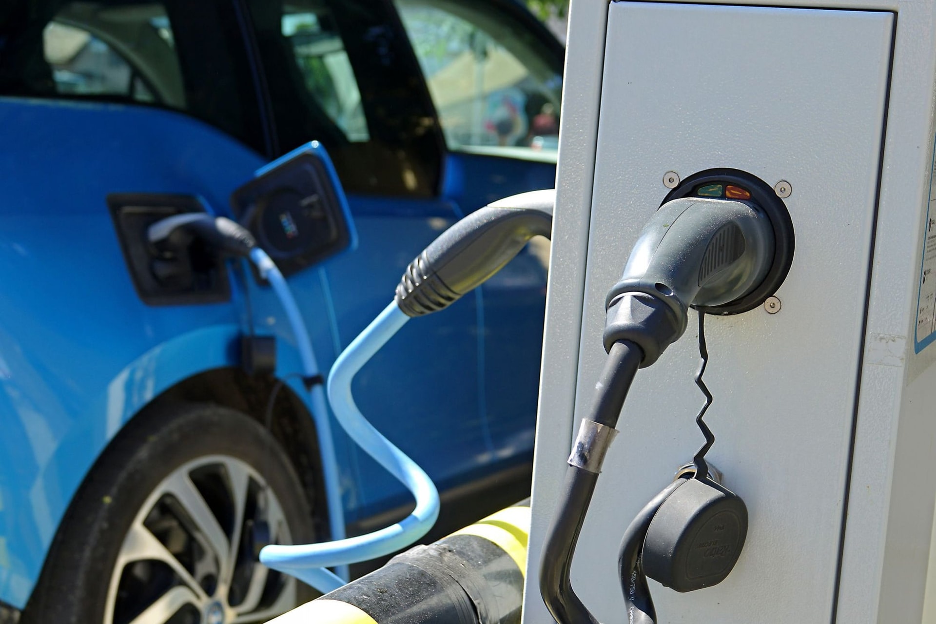Elveszíthetik zöld rendszámukat a plug-in hibrid autók?!