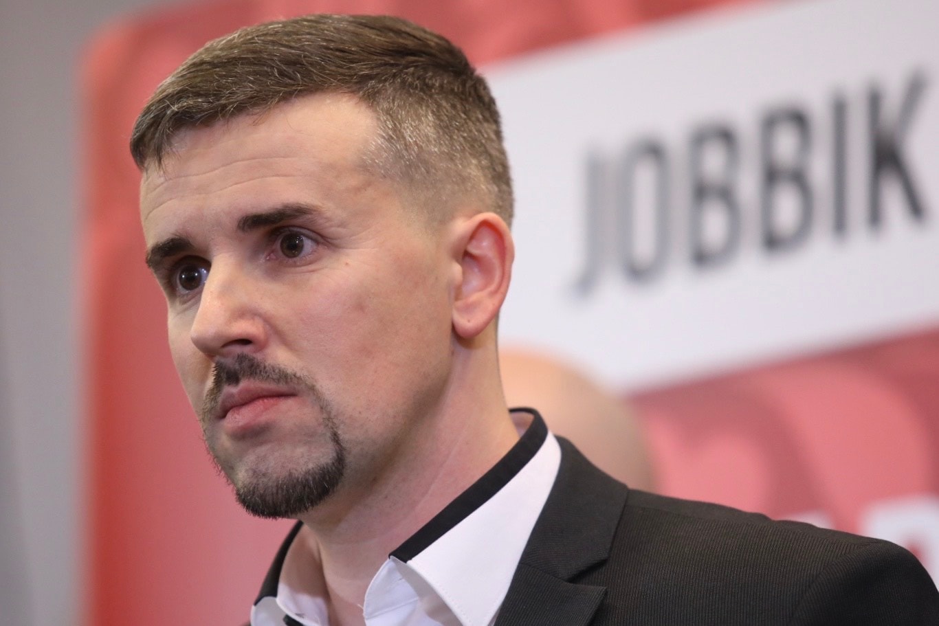 Kizártak egy jobbikos vezetőt, mert kritizálni merte Jakab Pétert