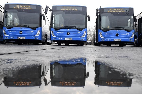 Tarlós által megrendelt új buszokat adott át Karácsony Gergely