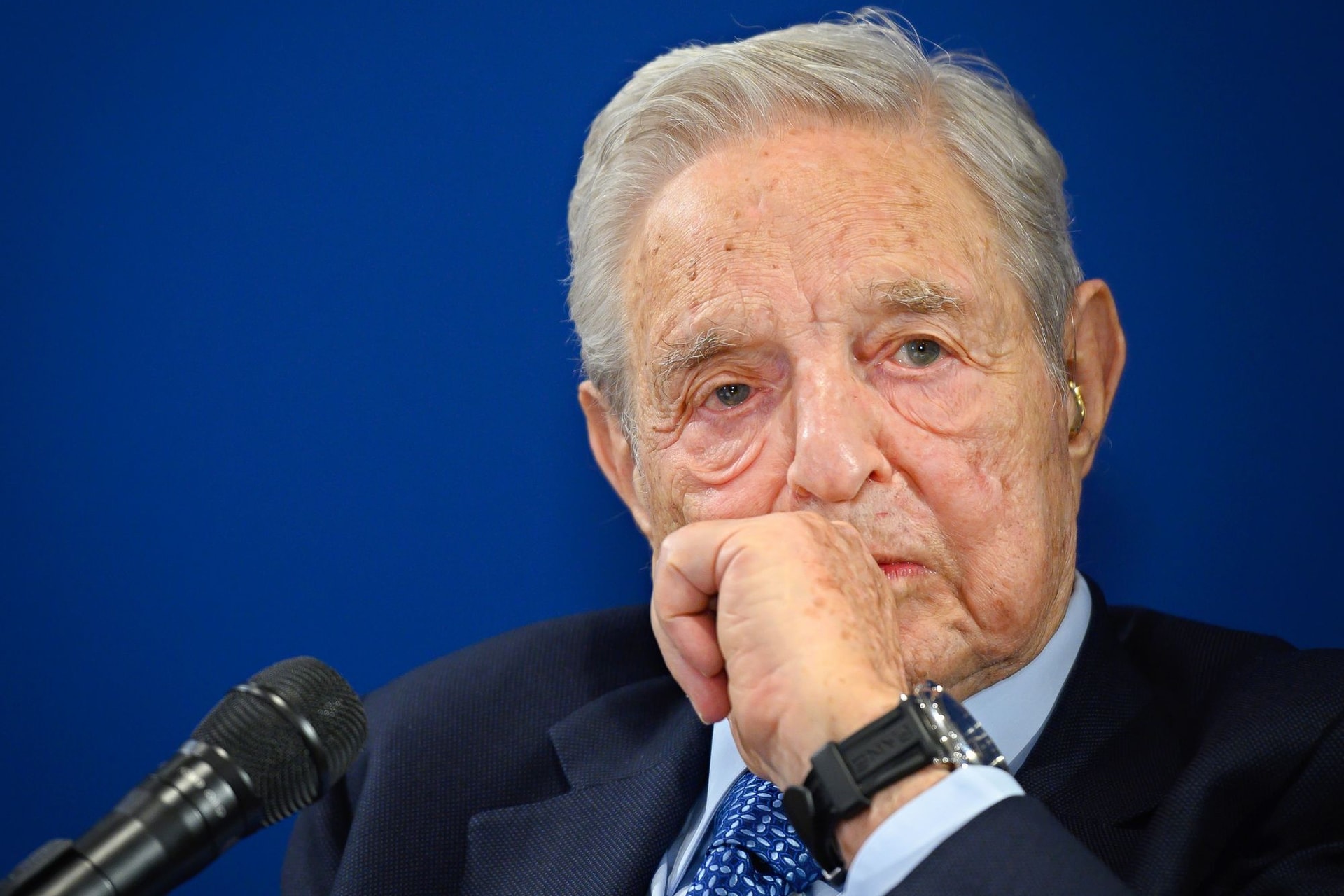 Soros kalandja az angol fonttal