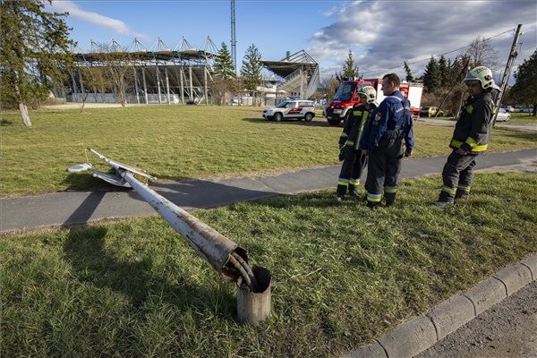 Fákat döntött ki, épületeket rongált meg a viharos szél országszerte