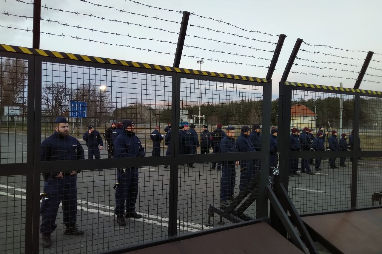 Migránscsoport miatt szünetelt a belépő teherforgalom Tompánál