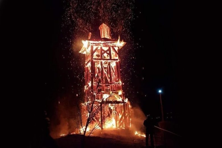 Leégett a székelyföldi Héderfája református templomának haranglábja