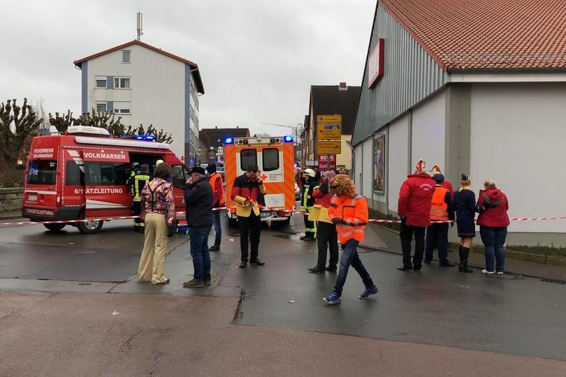 A tömegbe hajtott egy autós egy németországi farsangi felvonuláson