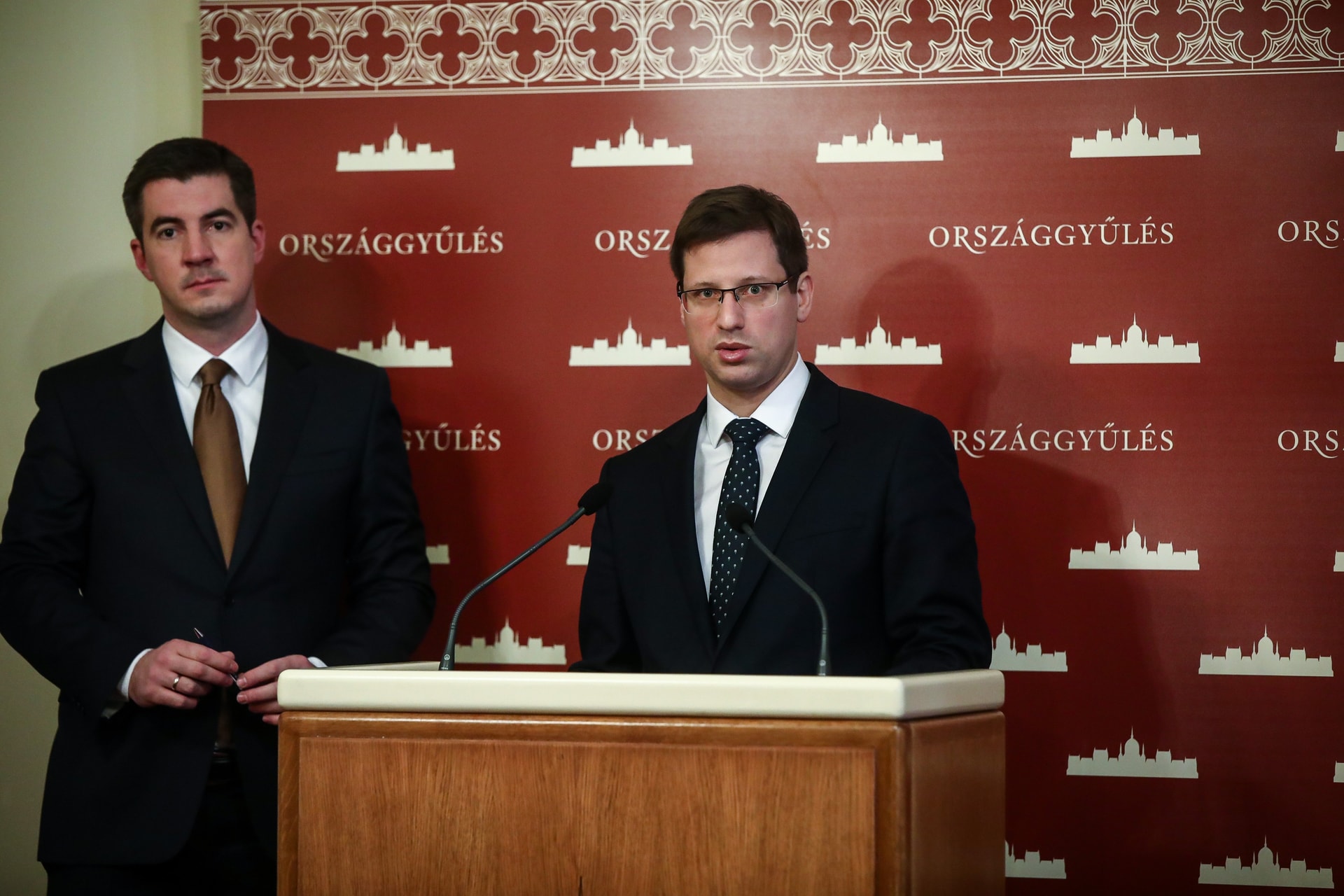 Hátat fordított az országnak az ellenzék