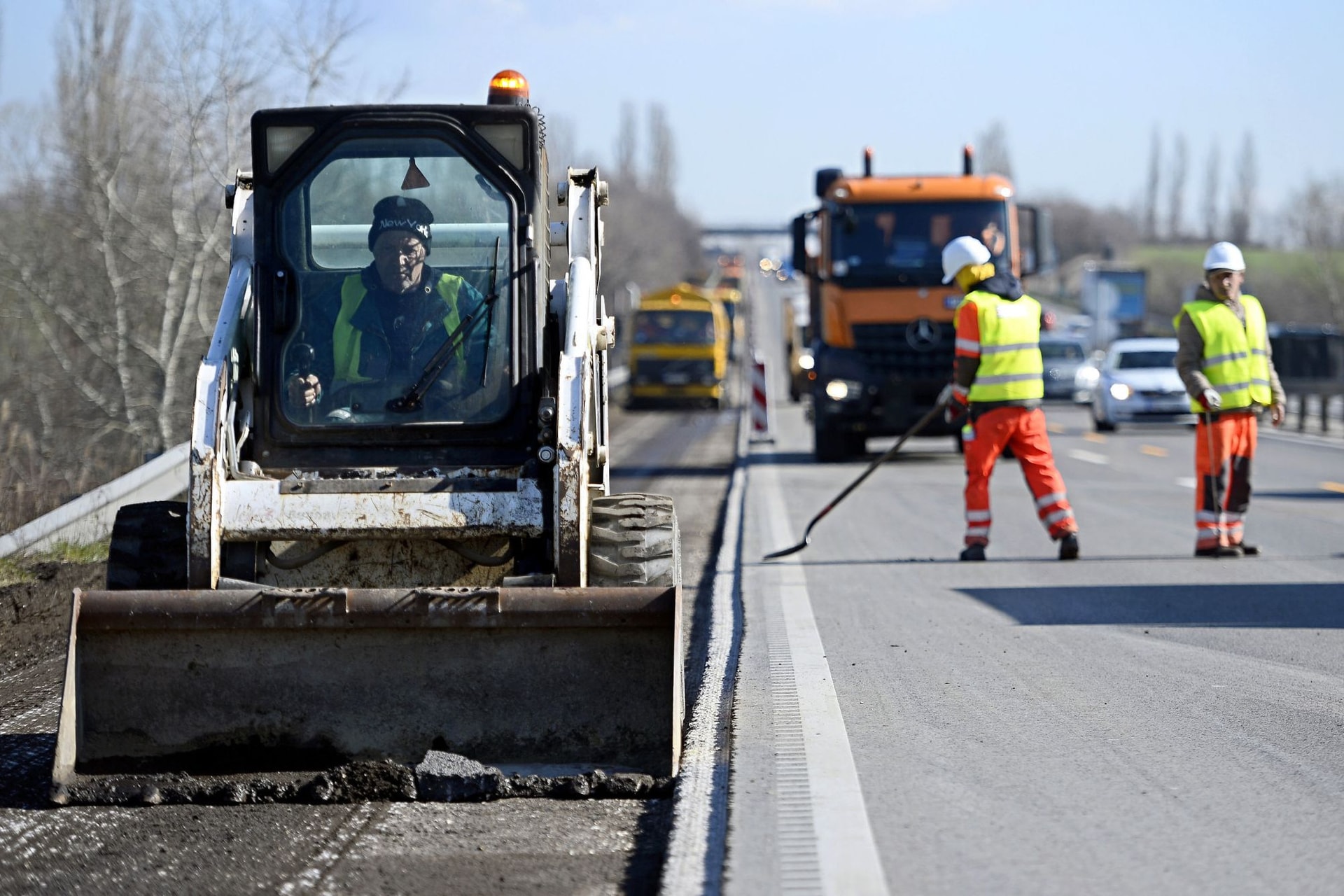 Közel százmilliárd forint jut idén útfelújításra