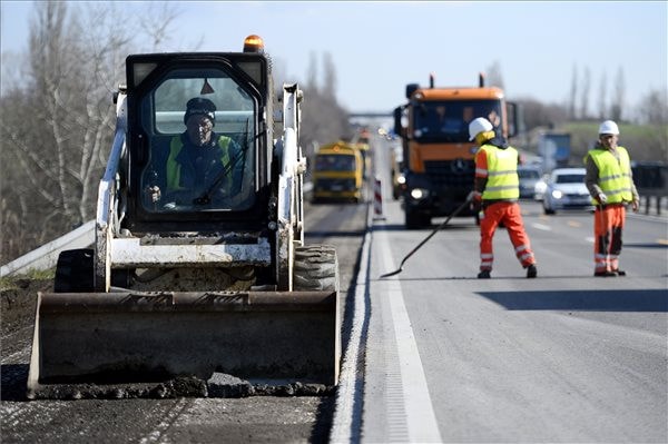 Átszervezték az M1-es munkálatait a győri vasútvonal felújítása miatt