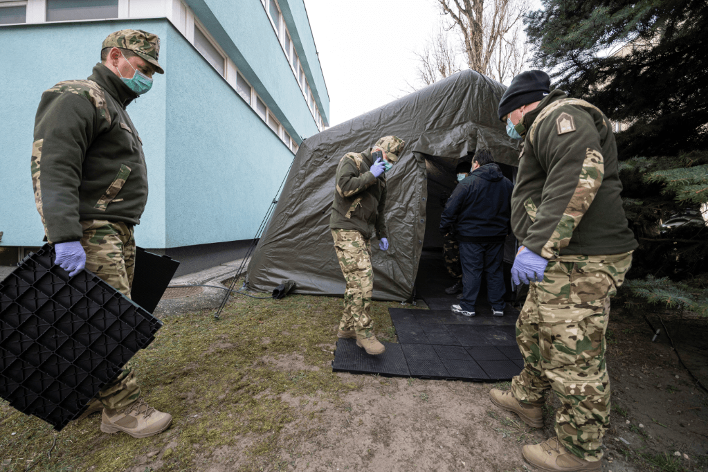 A Heim Pál Gyermekkórháznál is katonai sátrat építettek